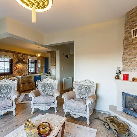 Βίλα Dazzling Triplex With Shared Pool And Garden In Sapanca