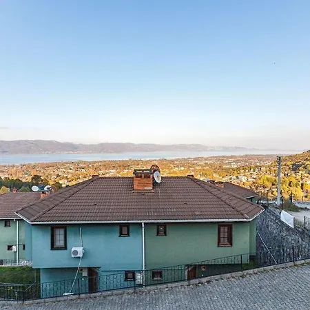 Dazzling Triplex With Shared Pool And Garden In Sapanca *